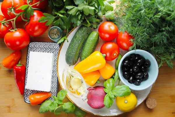 Υλικά για σαλάτα σε πάγκο κουζίνας με φυσικό φως